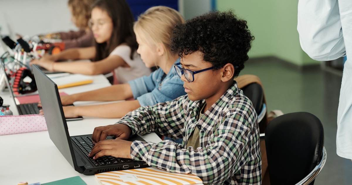 Digital Literacy in Education: Navigating the Challenges and Opportunities