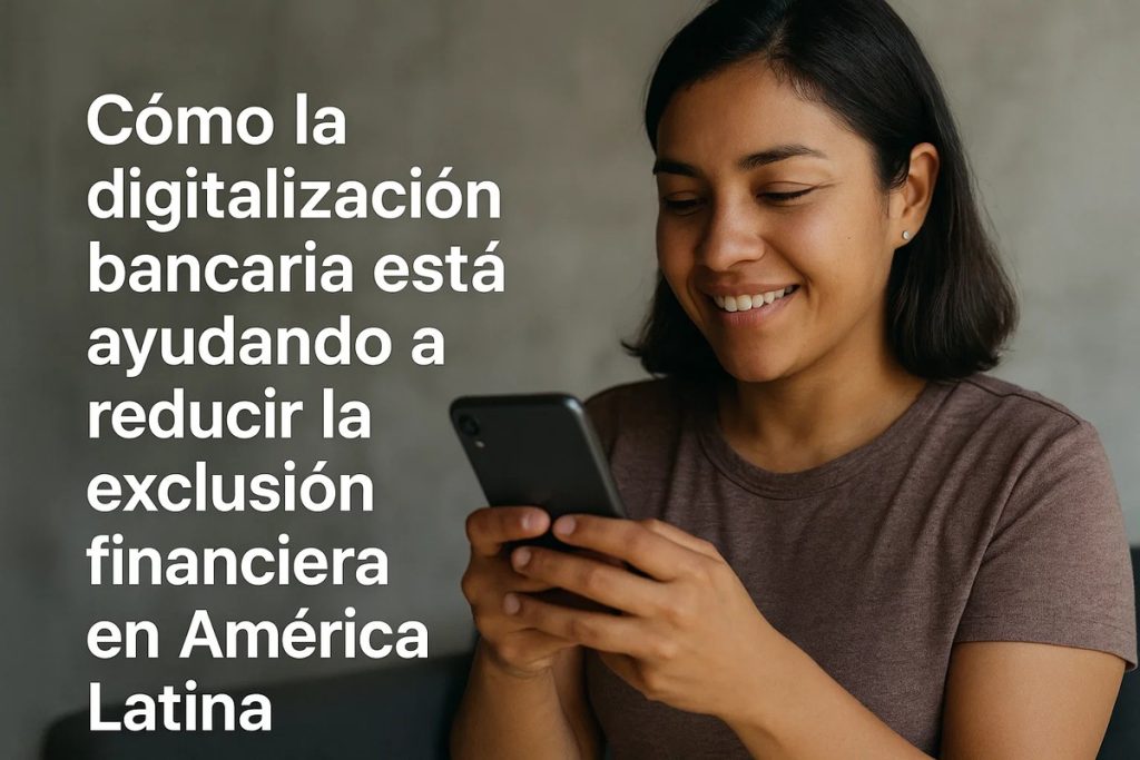 Mujer sonriente sostiene un teléfono móvil mientras lee la pantalla, junto al texto “Cómo la digitalización bancaria está ayudando a reducir la exclusión financiera en América Latina”, simbolizando el acceso financiero digital y la inclusión económica en la región.