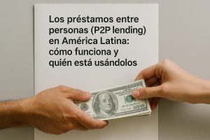 Dos manos intercambian billetes de 100 dólares frente a una hoja con el texto “Los préstamos entre personas (P2P lending) en América Latina: cómo funciona y quién está usándolos”, representando el concepto de préstamos directos entre particulares en la región latinoamericana.